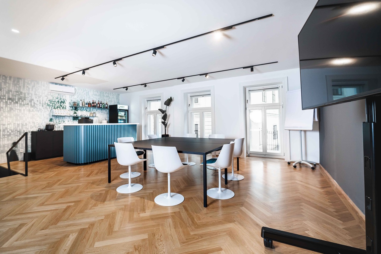 Meetingraum Wien Josefstadt – LOFT1080 mit 90 m² Loft, Konferenztisch und 65-Zoll-Screen
